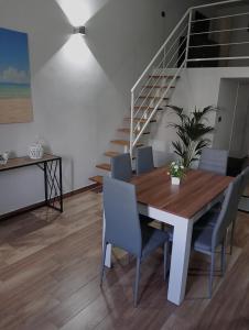 Maison Damas في بارليتا: غرفة طعام مع طاولة وكراسي خشبية