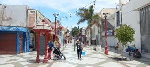 un grupo de personas caminando por una calle de la ciudad en Guesthouse Playa Chinchorro en Arica