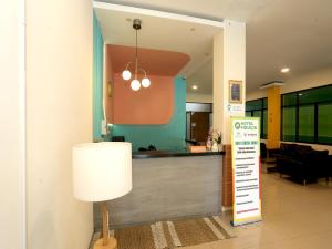 una hall con bancone e tavolo con lampada di SUPER OYO Collection O 92130 Hotel Fiducia Kaji a Giacarta