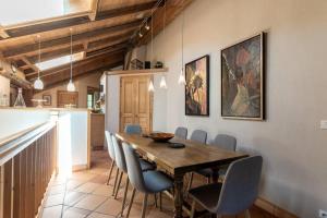een keuken en eetkamer met een houten tafel en stoelen bij Ferme Vauvray in Megève