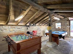 Habitación con mesa con tablero de ajedrez y mesa de billar en Casa Rural Iratxeko-Berea, en Bera
