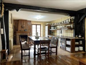 comedor con mesa y sillas y cocina en Casa Rural Iratxeko-Berea, en Bera