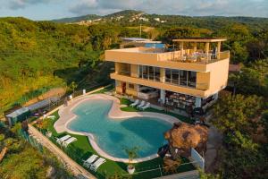 Tubará的住宿－Hotel Explore Caño Dulce，享有带游泳池的房屋的空中景致