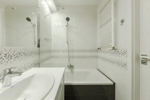 Kúpeľňa v ubytovaní Studio Wola Apartament Kasprzaka - WiFi + smart TV
