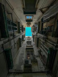 un corridoio vuoto in un vecchio edificio con schermo verde di 4 Giornate Apartment a Napoli
