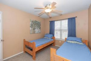 1 dormitorio con 2 camas y ventilador de techo en Work Remote - minutes to I-27/I-40/Downtown en Amarillo