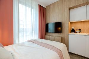 Posteľ alebo postele v izbe v ubytovaní Studio Wola Apartament Kasprzaka - WiFi + smart TV