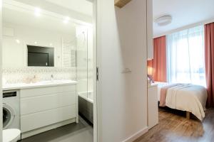 Posteľ alebo postele v izbe v ubytovaní Studio Wola Apartament Kasprzaka - WiFi + smart TV