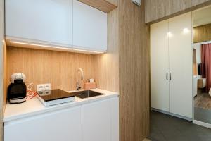 Kuchyňa alebo kuchynka v ubytovaní Studio Wola Apartament Kasprzaka - WiFi + smart TV