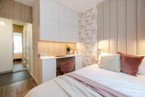 Posteľ alebo postele v izbe v ubytovaní Studio Wola Apartament Kasprzaka - WiFi + smart TV