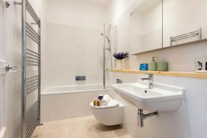 ロンドンにあるThe Stunning Philbeach Garden Apartmentのバスルーム(洗面台、トイレ、シャワー付)