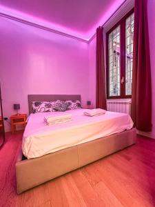 1 dormitorio con 1 cama con techo púrpura en 4 Giornate Apartment en Nápoles