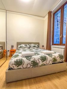 een slaapkamer met een bed in een kamer bij 4 Giornate Apartment in Napels