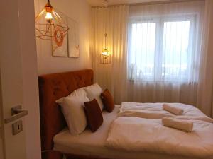 En eller flere senge i et værelse på Apartament Pomarańcza