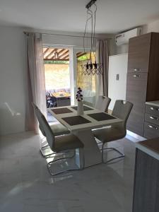 Kuchyň nebo kuchyňský kout v ubytování House Relic