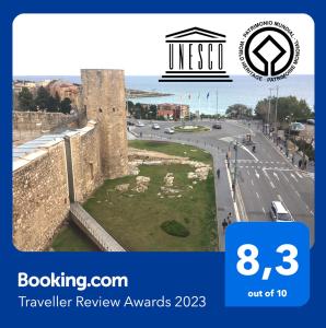 een bord dat prijzen voor reisbeoordelingen leest met een foto van een kasteel bij Roman Circus City Entry in Tarragona