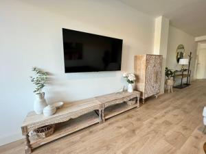 TV a/nebo společenská místnost v ubytování PUSHE Playa Granada Beach & Golf 13
