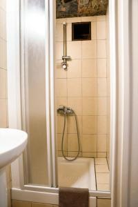 La salle de bains est pourvue d'une douche et d'une baignoire. dans l'établissement Archontiko Rousias, à Nicosie