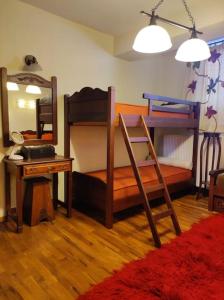 パライオス・アギオス・アタナシオスにあるLuxury Residence Jennyの二段ベッド、テーブル、鏡が備わる客室です。