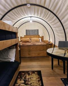 1 dormitorio con 1 cama en una tienda de campaña en Smoky Hollow Outdoor Resort Covered Wagon en Sevierville