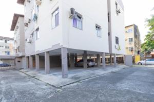 a large white building with a parking lot at Apartamento completo no centro de Belém, próximo de tudo! in Belém