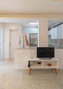 a living room with a tv on a table at Apartamento completo próximo de tudo! in Belém