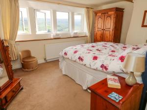 Oxenhopeにある17 Moorsideのベッドルーム1室(ベッド1台、ランプ付きテーブル付)