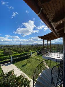 een uitzicht vanaf het balkon van een huis bij Into the green in Nerántza