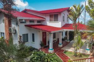 una casa con techo rojo en Villa La Vista of Panama City and magestical mountains from infinity pool en Cerro Azul