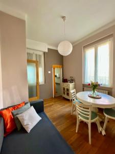 un soggiorno con divano blu e tavolo di Gionas - Casa indipendente in zona strategica a Milano