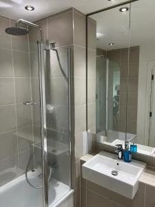 Koupelna v ubytování Modern 1 Bedroom apartment in Docklands (Gallions Reach)