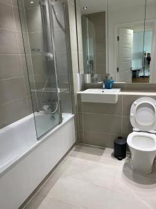 Koupelna v ubytování Modern 1 Bedroom apartment in Docklands (Gallions Reach)