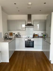 Kuchyň nebo kuchyňský kout v ubytování Modern 1 Bedroom apartment in Docklands (Gallions Reach)