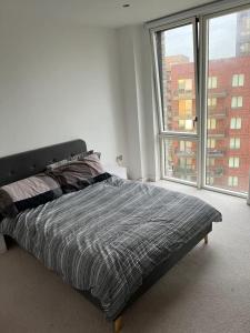 Postel nebo postele na pokoji v ubytování Modern 1 Bedroom apartment in Docklands (Gallions Reach)