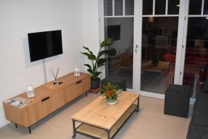 Telewizja i/lub zestaw kina domowego w obiekcie Le Saint Pierre en Baie Appt 3-4 pers parking privé