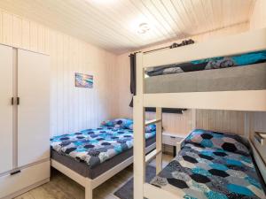 a bunk bed room with two bunk beds at Holiday homes with fireplaces, Jaroslawiec in Jarosławiec