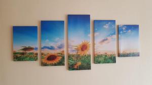 grupa słoneczników malujących na ścianie w obiekcie Sunflower w Jurmale