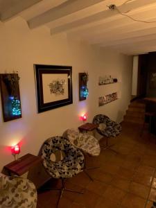 una stanza con sedie, tavoli e alcune luci di Las Puertas Del Indiano a Relleu