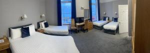 Llit o llits en una habitació de Commodore Hotel