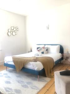 Un dormitorio con una cama con una manta. en Stylish property, off street parking,pet friendly, en Bath