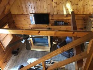 - une vue de tête sur une cabane en bois avec une télévision dans l'établissement Dollywood-Brand New Dancing Bear 4, à Pigeon Forge