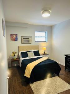 Un dormitorio con una cama grande y una ventana en Cossy room close to lake in chicago en Chicago
