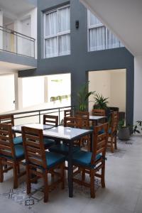 uma sala de jantar com mesa e cadeiras em Catalina Hotel em Colón