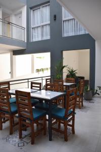a dining room with a table and chairs at Catalina Hotel in Colón