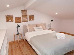 1 dormitorio con 1 cama blanca grande y 2 lámparas en Tomarhousing - Old Town, en Tomar