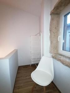 トマールにあるTomarhousing - Old Townの窓付きの客室で、白い椅子が備わります。
