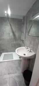 y baño con lavabo y ducha. en Spacious 2 Bed, Free Parking, Free Wifi - Serene Homes Sheffield, en Hillsborough
