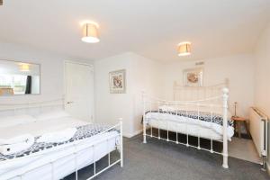 Postel nebo postele na pokoji v ubytování Spacious 2 Bedrooms, Free Parking, Free Wifi - Serene Homes Sheffield