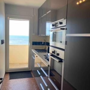 Kuchyňa alebo kuchynka v ubytovaní Appartement standing vue Mer