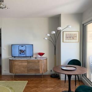 Televízia a/alebo spoločenská miestnosť v ubytovaní Appartement standing vue Mer